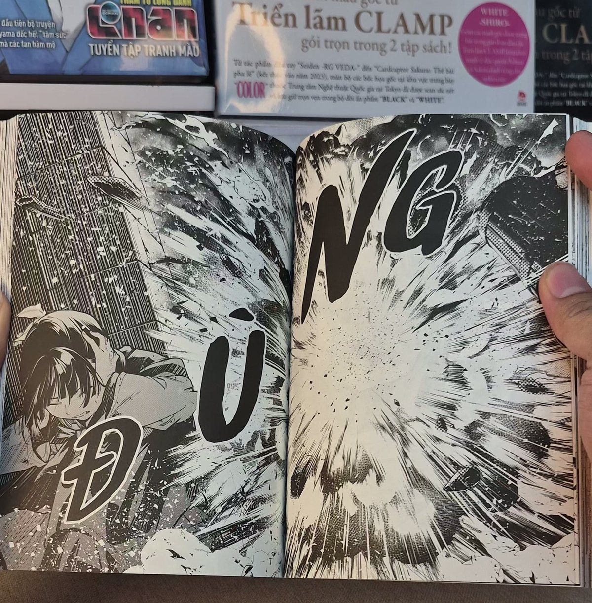 Trang đôi cảnh nổ với Miêu Miêu ở một bên khung hình trong Dược sư tự sự manga tập 16
