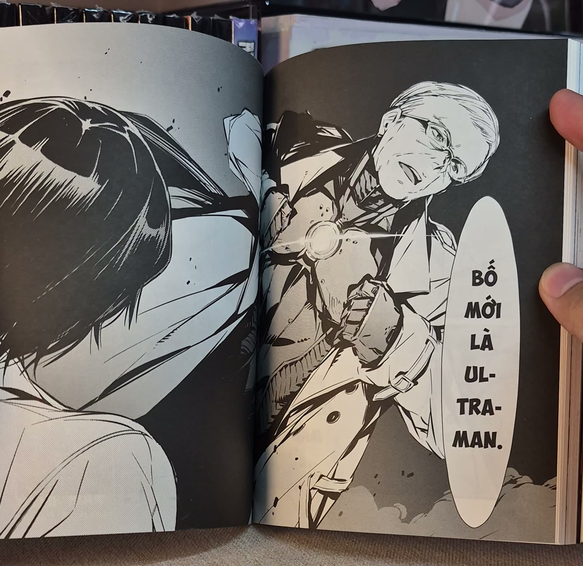Hayata Shin nói với Shinjiro về danh tính Ultraman trong tập 1 bản tiếng Việt